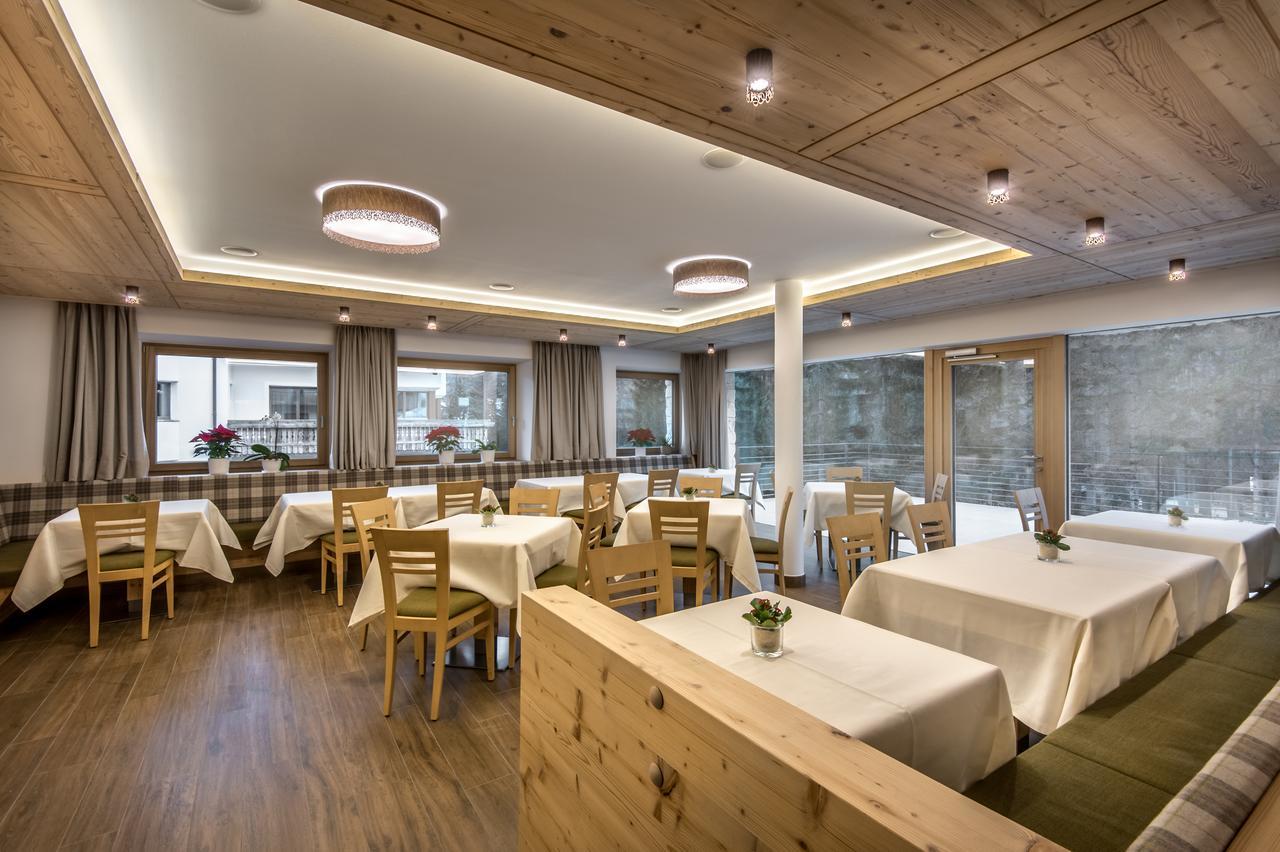 Garni Larix Hotel Колфоско Екстериор снимка